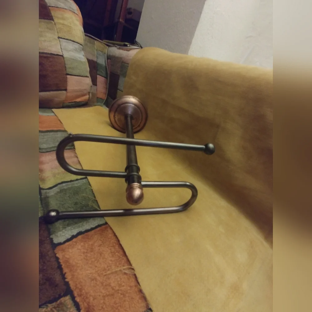 Metallic towel rack
